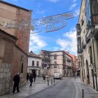 Adorno navideño de la calle San Martín de Valladolid, una vez recolocado tras haberse desplomado.