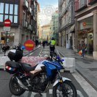 La calle Cánovas del Castillo de Valladolid cortada tras el hundimiento de una rejilla de sumidero.