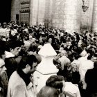 Público congregado a la entrada de la Catedral de Valladolid para asistir al funeral por la muerte de Francisco Franco