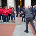 Jesús Julio Carnero muestra sus 'habilidades' con el oval en la recepción a las selecciones de España e Inglaterra.