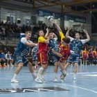 Poladura lanza a portería en el partido entre Cangas y Recoletas.