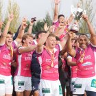 Los jugadores del VRAC Quesos Entrepinares celebran su título de la Supercopa.