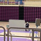 Una mampara tapa los contrapesos puestos en el parquet que se ha abombado en Pisuerga por las goteras.