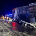 Accidente entre dos camiones en la A-6.