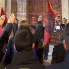 Cantan el Cara el Sol a las puertas de una iglesia de Valladolid