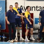 Pisonero hace indicaciones desde el banquillo.