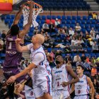 Taiwo machaca el aro del Clavijo ante un superado Íñigo Royo, ex CBC Valladolid.