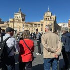 Turistas paseando por la Plaza Zorrilla en Valladolid
