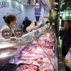 Precios de alimentos navideños en el Mercado del Val en Valladolid.