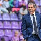 Guillermo Almada arenga a sus jugadores desde la banda en Zorrilla.