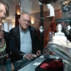 Manuel Velasco, Esperanza Varona y Jesús Julio Carnero en la exposición de Concha Velasco.