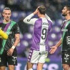 El delantero blanquivioleta Latasa se lleva las manos a la cabeza tras uno de sus ya característicos fallos en el remate.