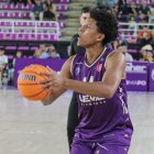 Barnes, entrenando con el primer equipo del UEMC CBCV.