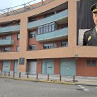 Edificio de viviendas de Arroyo, donde se producía el registro de la casa del jefe antidroga de la Policía de Valladolid, en la imagen pequeña.