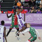 Hanna, en una penetración a canasta en el último duelo ante Caja 87 en Pisuerga.