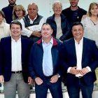 El alcalde de Aldeaseca (Ávila), Luis Ignacio Arévalo Martín, en el centro junto al presidente del PP y de la Junta de Castilla y León, Alfonso Fernández Mañueco (i).