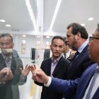 Óscar Puente en la fábrica de Gotion en Hefei, junto al CEO de Gotion, Li Zhen