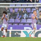 Federico y Biuk lamentan una ocasión fallada.