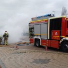 Bomberos intervienen en un incendio de un coche.
