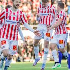 Vegard Erlien, a la izquierda, celebra un gol, con el Tromso.