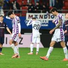 Los jugadores del Real Valladolid, cabizbajos, abandonan el estadio Ipurua tras el 3-0.