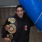 Isa Rivero en el Gimnasio Shotokan junto a un saco y su cinturón de campeona del Mundo.
