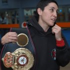 Isa Rivero en el Gimnasio Shotokan junto a un saco y su cinturón de campeona del Mundo.