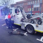 La grúa municipal recoge un patinete eléctrico, requisado por la Policía Local.