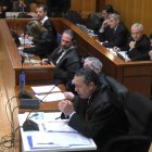 Archivo - El abogado de defensor de Rafael Delgado, en primer plano, durante la exposición de su informe en el juicio de la 'trama eólica'.