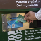 Contenedor con tarjeta en un municipio de la mancomunidad Comarca de Pamplona.