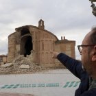 Agustín García, alcalde de Muriel de Zarpardiel, señalando el ábside desplomado