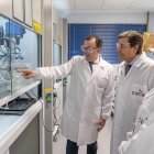 El consejero de Economía y Hacienda y portavoz, Carlos Fernández Carriedo, visita las instalaciones de la empresa biofarmacéutica Curia Spain, acompañado del director José María Martínez