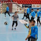 Iñaki Malumbres dirige el calentamiento del recoletas en su vuelta al trabajo en Huerta del Rey.