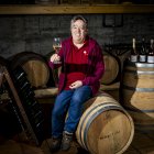 Juan José brinda en el corazón de Bodega Vildé entre los toneles donde maduran sus vinos y los botelleros en los que reposa su aplaudido espumoso, el único soriano.