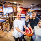 Los Ahedo Echevarría posan en la sala del Mesón de Carcedo, su casa desde hace 25 años.