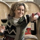 Un primer plano de Clara rodeada de duelas francesas, que son su armadura de roble, en su nave de crianza en Quintanilla de Onesimo.