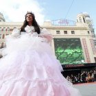 Desfile de los 13 vestidos de Rosana Largo en la plaza de Callao, en Madrid.