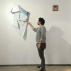 Carlos Cartaxo junto a una de sus obras en una exposición pasada