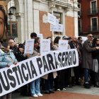 Concentración en Valladolid en repulsa por el crimen en Burgos de Sergio Delgado, en la foto pequeña.