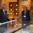 Burrieza, a la derecha, en el Archivo de Simancas