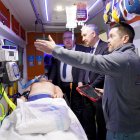 Alejandro Vázquez y Antonio Largo, esta mañana, en la ambulancia del CSCA