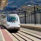 Tren de alta velocidad en la línea Valladolid, Segovia y Madrid.