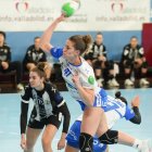 Savina chuta con su compañera Amaia girada.