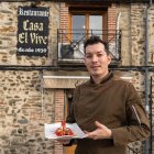 Cristian, con el edificio del restaurante familiar a su espalda