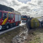 Camión cisterna tras volcar en la VA-302.