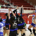 Ángela Zurni lanza ante la defensa del Elda Prestigio.