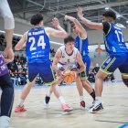 Juangar, con el balón entre los defensores del Castillo de Gorraiz.