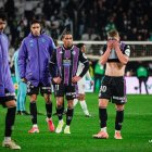 Jugadores blanquivioleta abatidos tras la derrota, con Hugo San tapándose la cara.