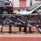 Cargadores de patinetes precintados enfrente del Espacio Joven Zona Norte.