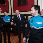 Carnero saluda a cuatro de los agentes que se incorporan a la Policía Municipal de Valladolid.
